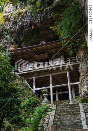 日本の鳥取県若桜町で見た岩屋の埋まった寺院 日本の鳥取県若桜町で見た岩屋の埋まった寺院 131865462