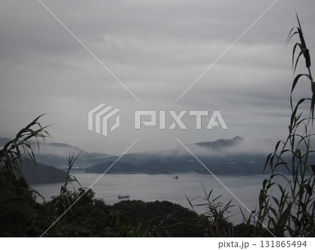 曇り空と海 131865494