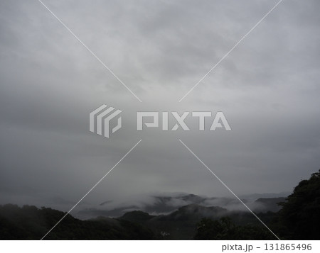 霧がかかった山の風景 131865496