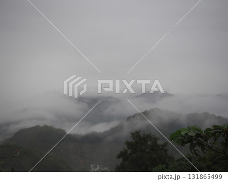 霧がかかった山の風景 131865499