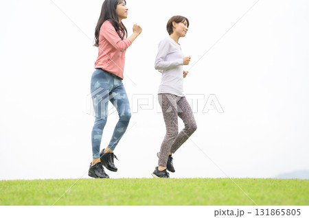 公園をランニングする二人の女性 公園をランニングする二人の女性 131865805