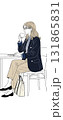 カフェでコーヒーを飲むブレザー姿の女性 131865831