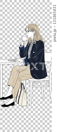 一位身穿西裝外套的女士在咖啡館喝咖啡 131865831