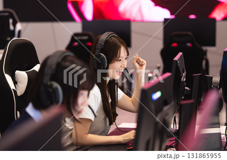 eスポーツを楽しむ女性 131865955