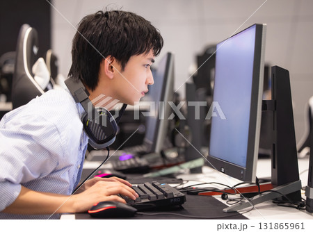 パソコンを操作する男性 131865961