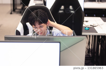 悔しい表情の男性 131865963