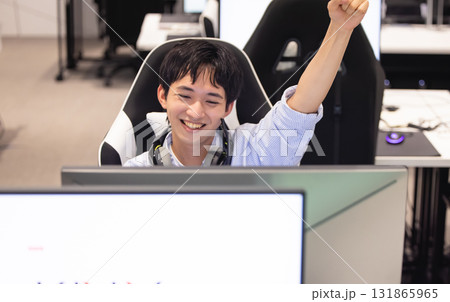 ガッツポーズをする男性 131865965