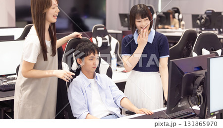 チームで作戦会議をする男女 131865970