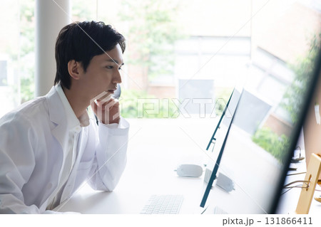 パソコン操作をする男性 パソコン操作をする男性 131866411