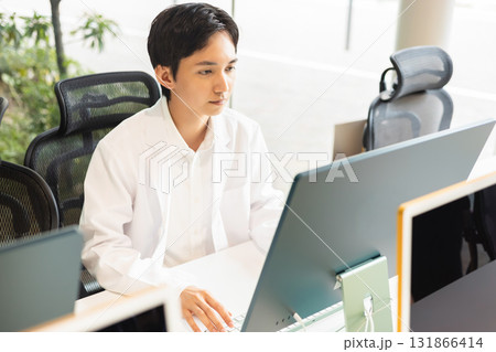 デスクワークをするビジネスマン 131866414