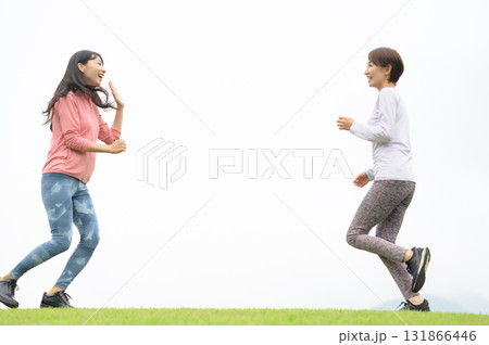 ランニングでハイタッチする二人の女性 131866446