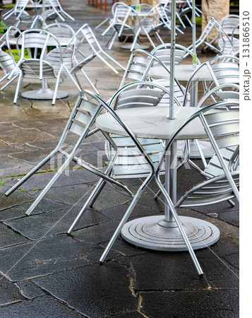 雨上がりの公園の景色　パラソルテーブルと椅子 131866510