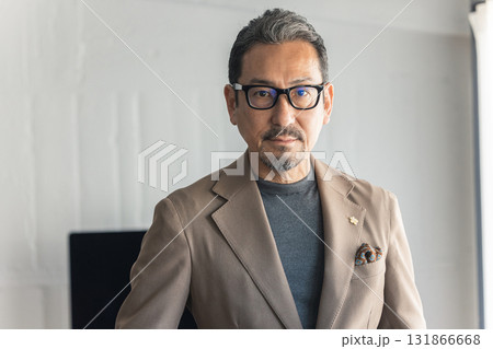 ビジネスマン シニア男性 ビジネスマン シニア男性 131866668