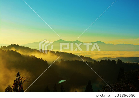 雲海朝焼けの越後里山 131866680