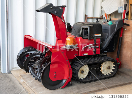 車庫に置かれた赤い除雪機 車庫に置かれた赤い除雪機 131866832