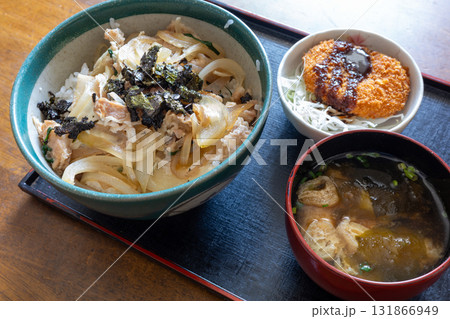 日本の岡山県岡山市の喫茶店で食べたとても美味しい他人丼 日本の岡山県岡山市の喫茶店で食べたとても美味しい他人丼 131866949
