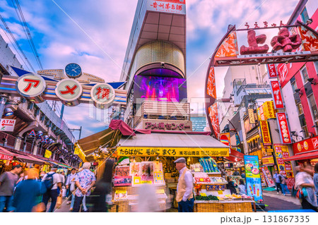 日本の東京都市景観10月10日。インバウンド続く…外国人観光客らで賑わうアメ横などを望む 131867335
