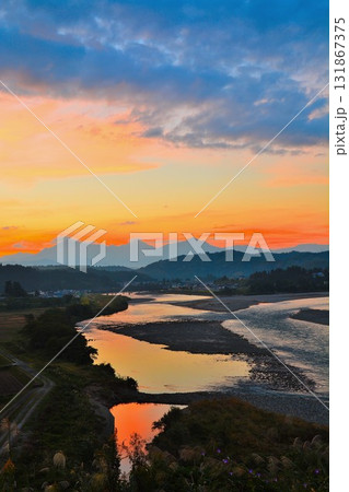 朝焼けの越後三山・信濃川魚野川合流風景 131867375