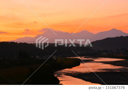 朝焼けの越後三山・信濃川魚野川合流風景 朝焼けの越後三山・信濃川魚野川合流風景 131867376