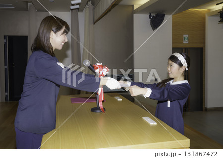 卒業式　卒業証書をもらう小学生の女の子　撮影協力：学校法人電波学園 東京電子専門学校 131867472