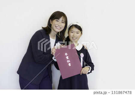 卒業式 卒業証書をもらう小学生の女の子 撮影協力:学校法人電波学園 東京電子専門学校 卒業式 卒業証書をもらう小学生の女の子 撮影協力:学校法人電波学園 東京電子専門学校 131867478