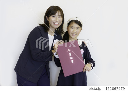 卒業式 卒業証書をもらう小学生の女の子 撮影協力:学校法人電波学園 東京電子専門学校 卒業式 卒業証書をもらう小学生の女の子 撮影協力:学校法人電波学園 東京電子専門学校 131867479