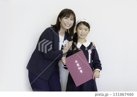 卒業式 卒業証書をもらう小学生の女の子 撮影協力:学校法人電波学園 東京電子専門学校 卒業式 卒業証書をもらう小学生の女の子 撮影協力:学校法人電波学園 東京電子専門学校 131867480