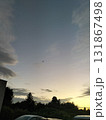 10月の千葉の夕焼け空に飛ぶ飛行機 131867498