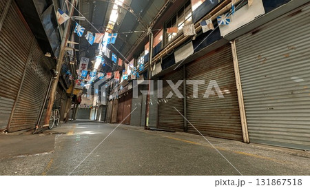 人通りの少ない寂れた商店街の風景（昭和レトロな街並み） 131867518