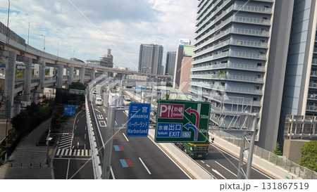 神戸・三宮方面の都市高速道路と高層ビル群の風景 神戸・三宮方面の都市高速道路と高層ビル群の風景 131867519