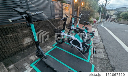 住宅街に設置されたLUUPのシェアポート（電動キックボードと電動アシスト自転車） 131867520