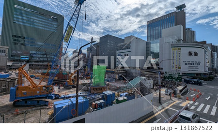 三宮の再開発工事現場と高層ビル群の風景（阪神百貨店前） 131867522