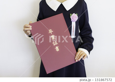 卒業式　卒業証書を持つ小学生の女の子の手元のアップ　撮影協力：学校法人電波学園 東京電子専門学校 131867572