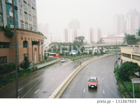 雨上がりの香港の街と静かな車道(赤いタクシーと高層ビル群) 雨上がりの香港の街と静かな車道(赤いタクシーと高層ビル群) 131867603