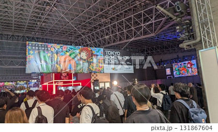 東京ゲームショウ2025の会場風景(注目ブースに集まる来場者) 東京ゲームショウ2025の会場風景(注目ブースに集まる来場者) 131867604