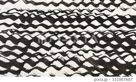 毛筆手描きで描いた波の絵、墨と筆で描いた掠れた線、毛筆でドローイングしたさざなみの絵 131867687