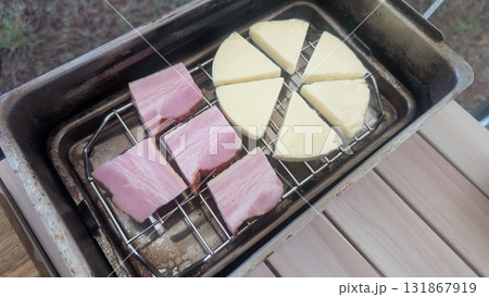キャンプで作る燻製ベーコンとチーズ 131867919