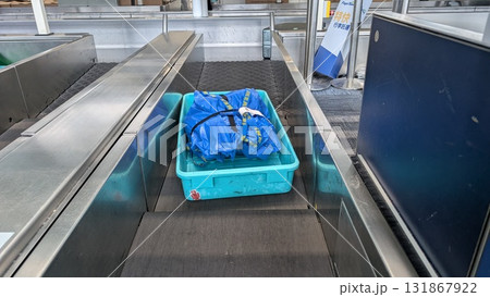 空港での預け荷物とベルトコンベア 空港での預け荷物とベルトコンベア 131867922