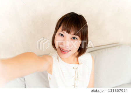 自撮りする女性 自撮りする女性 131867934
