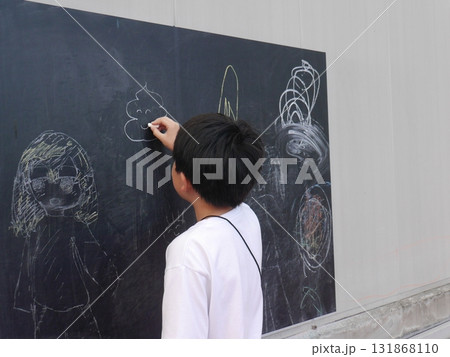 黒板に絵を描く子ども(後ろ姿) 黒板に絵を描く子ども(後ろ姿) 131868110