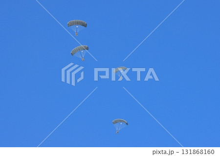 落下傘降下　離島奪還演習　特殊部隊　空挺降下 131868160