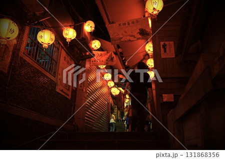 台湾と九份老街の夜の路地 131868356