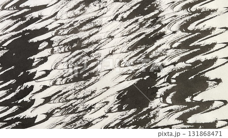 墨と筆を使い手描きで描いた絵、墨で描いた線、筆で描いた回転する波線、筆と墨で描いた掠れたグランジ背景 墨と筆を使い手描きで描いた絵、墨で描いた線、筆で描いた回転する波線、筆と墨で描いた掠れたグランジ背景 131868471