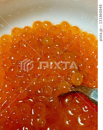 新鮮で美味しいイクラの醤油漬け 新鮮で美味しいイクラの醤油漬け 131868848