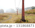 霧がかかった秋のスキーリフト 131868873