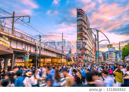 日本の東京都市景観10月。インバウンド続く…脅威の人出…外国人観光客らで賑わう上野駅やアメ横などを望 131868882