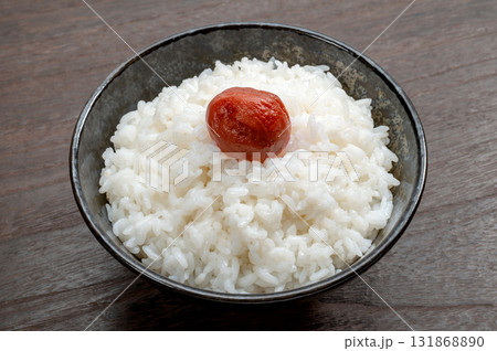 茶碗に盛った日の丸ごはん 131868890