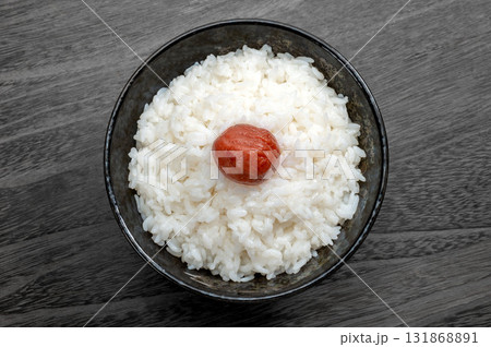 茶碗に盛った日の丸ごはん 茶碗に盛った日の丸ごはん 131868891