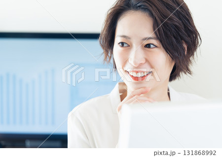 DXツールで仕事するビジネスウーマン DXツールで仕事するビジネスウーマン 131868992