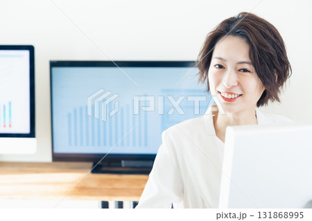 DXツールで仕事するビジネスウーマン 131868995